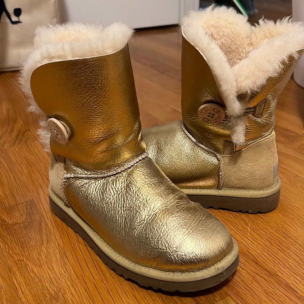 Gold metallic UGG Bailey button size 6 like new